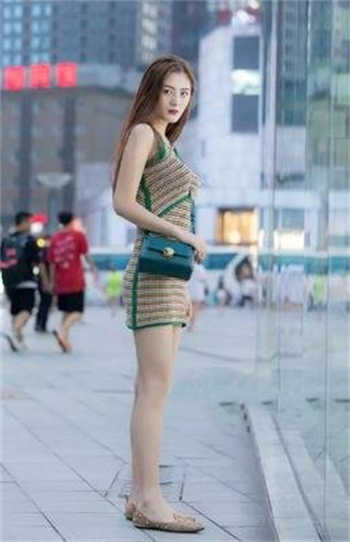 女主逃婚坐进了男主的车