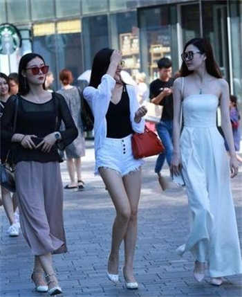 屈服我夸下的同学妈妈海