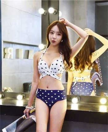 小龙女与左剑清在河里
