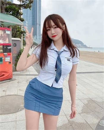 同桌在课桌下添我