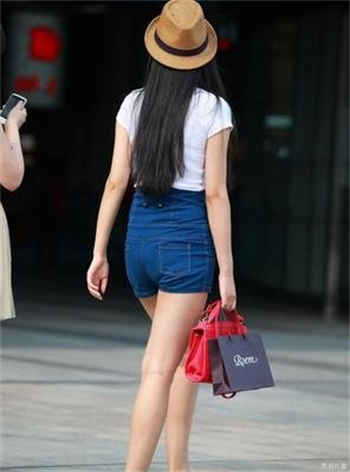 西安女子路边大便