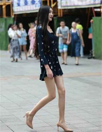 和售楼小姐在看房时视频