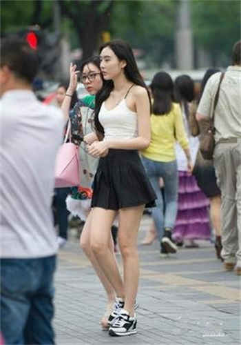 晚上一个人躲在被子里看