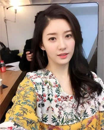 董小宛果冻传媒温泉姐妹