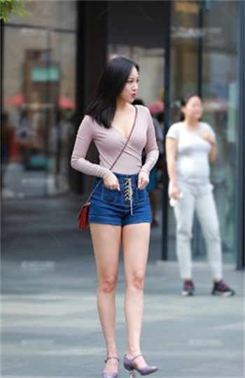 同桌在课桌下添我