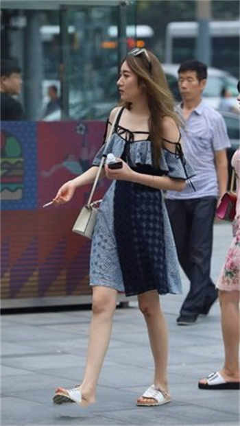 女人用刀自己剖腹