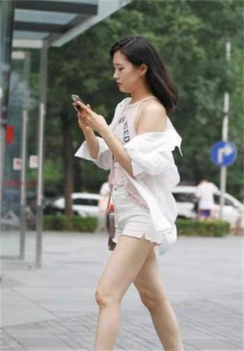 老婆的公司年会面具台上