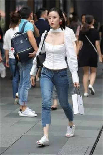 女子为了顺利拿到合同