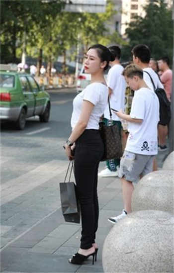 姨妈和妈妈的鼓励3d